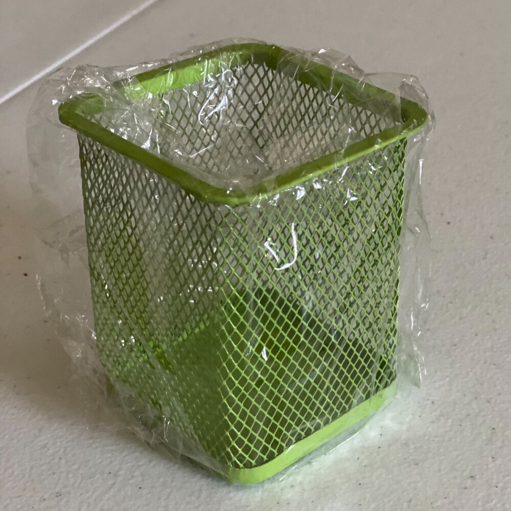 Small Green Lightweight Metal Mesh Pencil Holder For Desk Or Office Organization